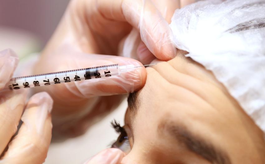 kvinde får botox i panden